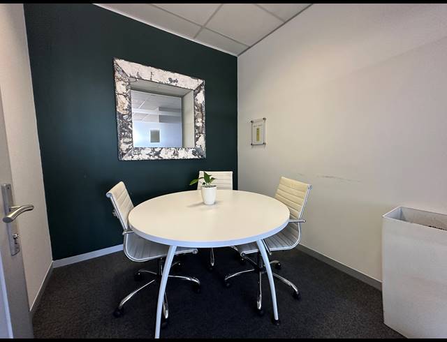 25M² CO-WORKING SPACE TO LET IN DIE HOEWES